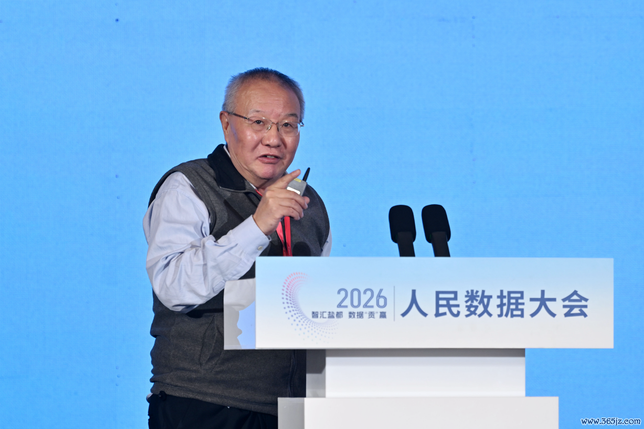 上海市东说念主工智能政策酌量群众委员会荣誉委员、上海交大讲席阐发、香港汉文大学荣誉阐发、欧洲科学院院士徐雷。东说念主民网记者 翁奇羽摄